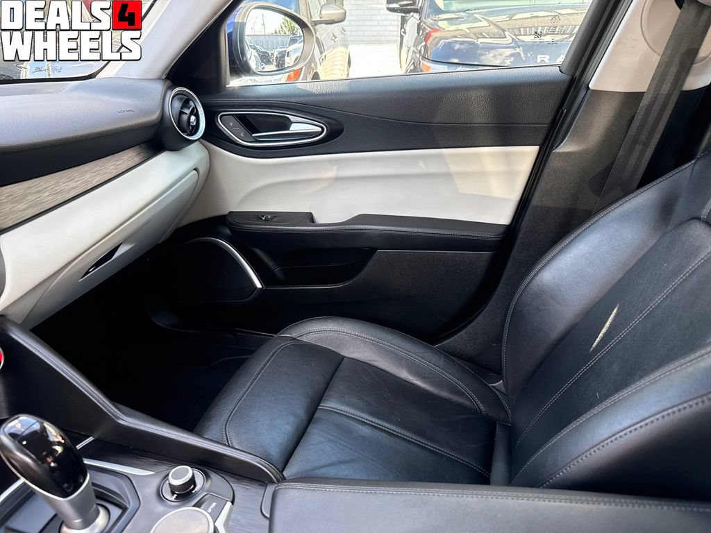 Used 2018 Alfa Romeo Giulia AWD image 33