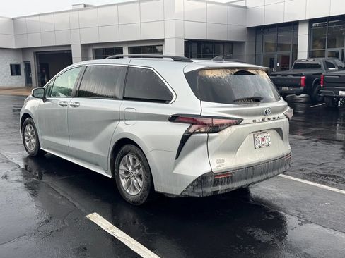 Used 2023 Toyota Sienna LE AWD/4WD image 7