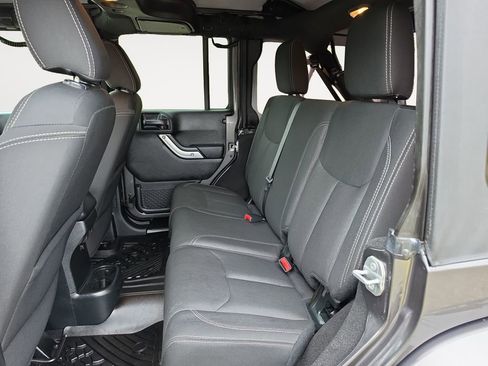 Used 2018 Jeep Wrangler Unlimited Sahara w/ Connectivity Group AWD/4WD image 13