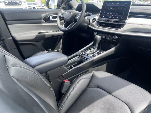 Used 2025 Jeep Compass Limited image 16