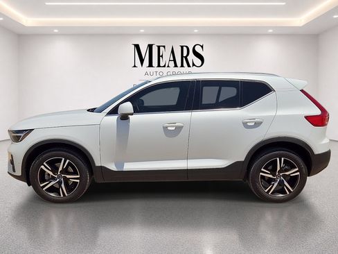 Used 2023 Volvo XC40 B5 Plus AWD/4WD image 2