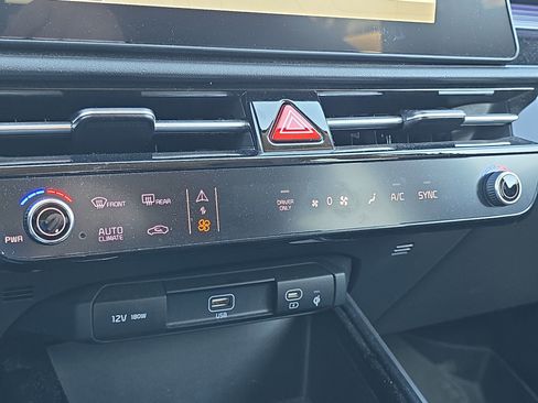 Used 2023 Kia Niro SX Touring image 20