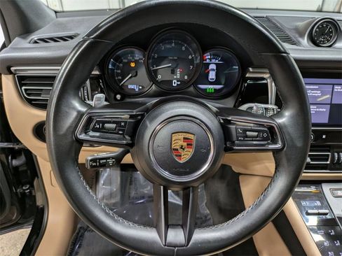 Used 2022 Porsche Macan w/ Premium Package Plus image 18