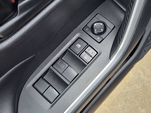 Used 2019 Toyota RAV4 LE FWD image 27
