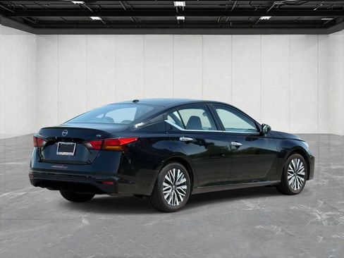 Used 2024 Nissan Altima 2.5 SV FWD image 5