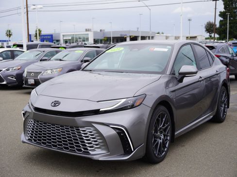 Used 2025 Toyota Camry XSE FWD image 7