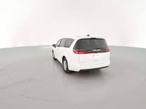 New 2026 Chrysler Pacifica Select image 9