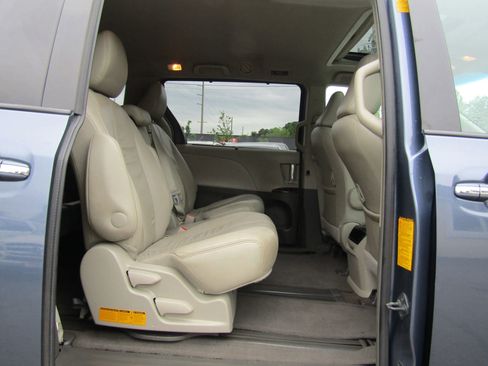 Used 2013 Toyota Sienna XLE FWD image 14