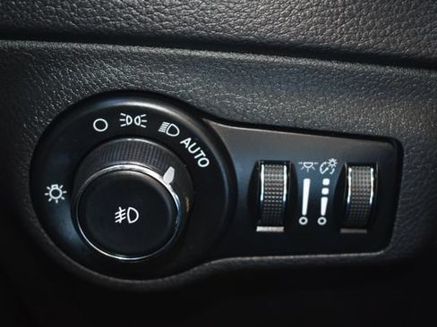 Used 2018 Jeep Compass Latitude w/ Cold Weather Group AWD/4WD image 19