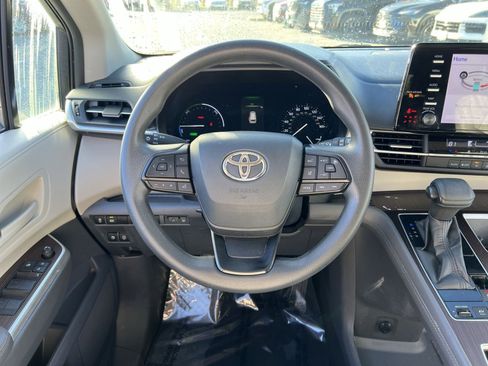 Used 2022 Toyota Sienna LE image 16