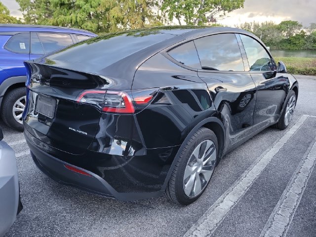 Used 2024 Tesla Model Y Long Range AWD/4WD image 4