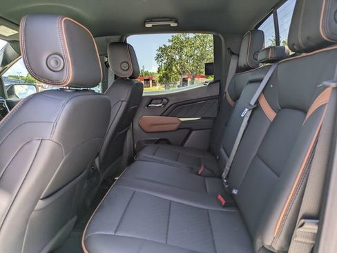 Certified 2025 GMC Canyon AT4 w/ AT4 Premium Package AWD/4WD image 14