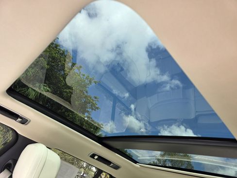 Certified 2025 Land Rover Range Rover SE image 13