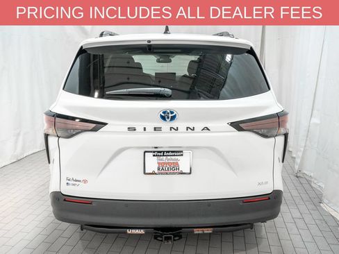 Certified 2025 Toyota Sienna XLE FWD image 4