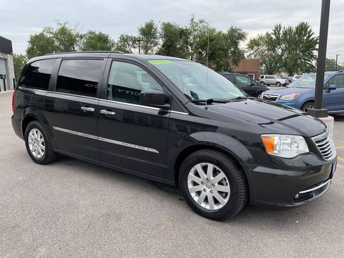 Used 2015 Chrysler Town & Country Touring w/ Driver Convenience Group FWD image 10