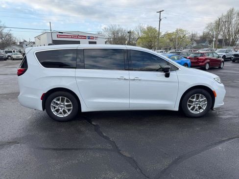 Used 2025 Chrysler Pacifica Select FWD image 24