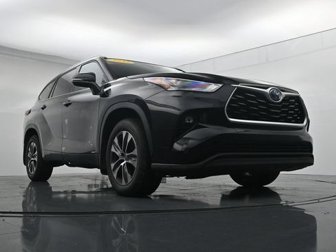 Used 2022 Toyota Highlander XLE AWD/4WD image 35