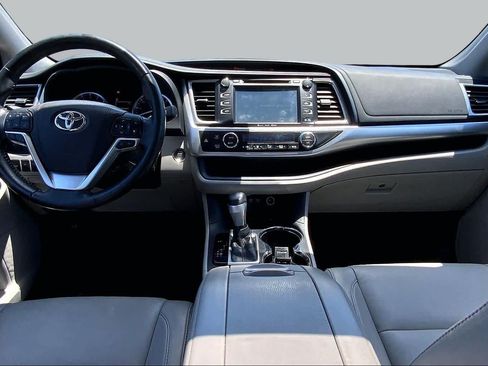 Used 2018 Toyota Highlander XLE AWD/4WD image 16