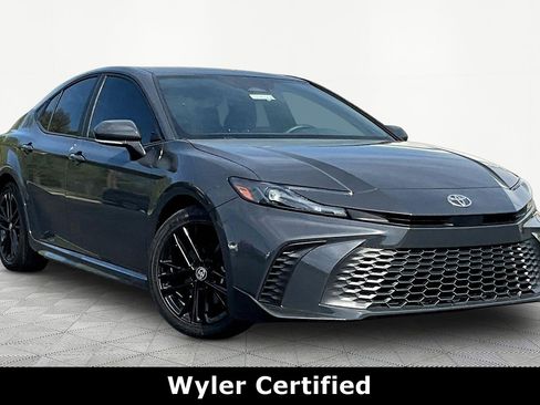 Used 2025 Toyota Camry SE image 3