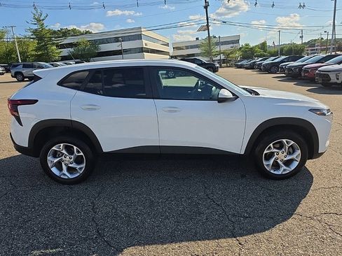 Used 2024 Chevrolet Trax LS w/ LS Convenience Package FWD image 2