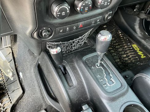 Used 2012 Jeep Wrangler Unlimited Rubicon AWD/4WD image 15