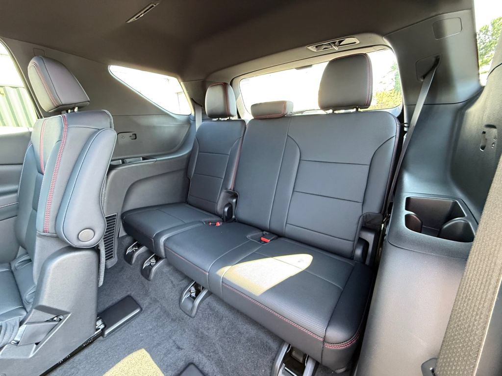 Used 2025 Chevrolet Traverse RS FWD image 26