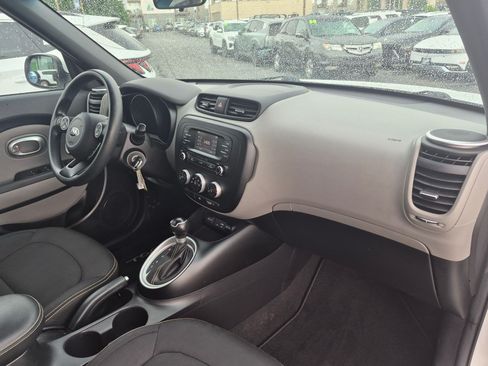 Used 2016 Kia Soul + FWD image 29