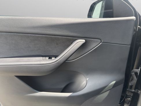Used 2022 Tesla Model Y Long Range AWD/4WD image 13