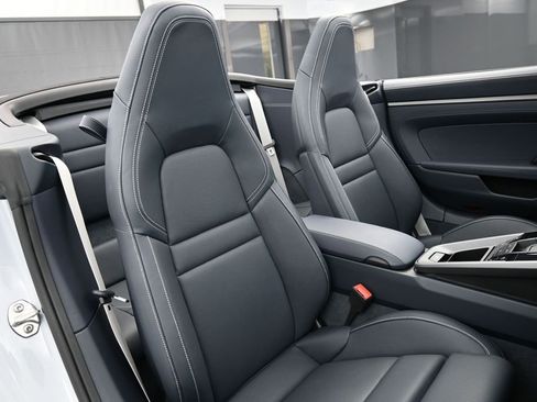Certified 2025 Porsche 911 Carrera RWD image 29