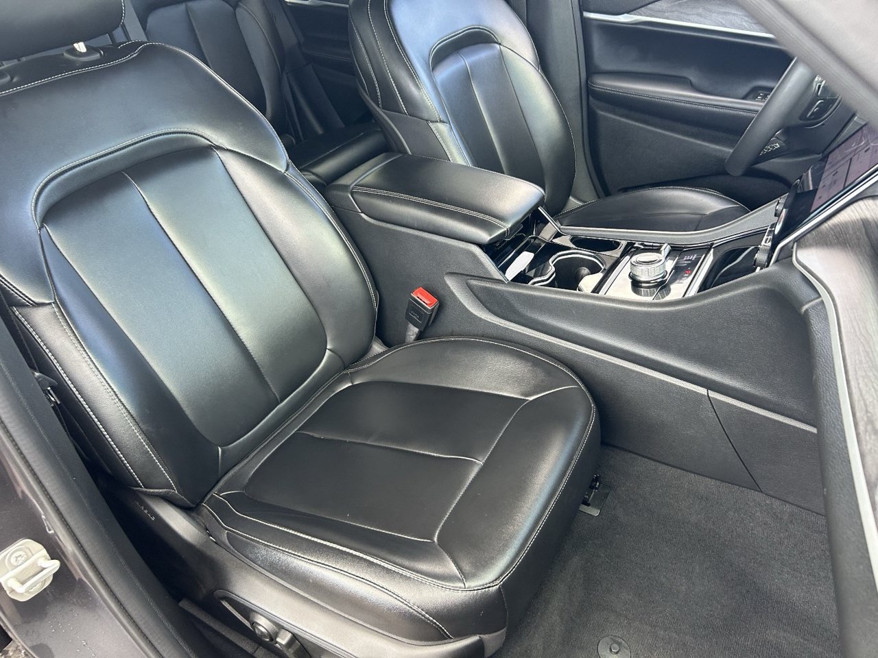 Used 2023 Jeep Grand Cherokee Limited AWD/4WD image 11