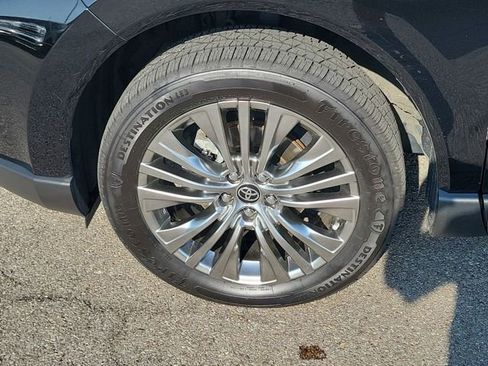 Used 2023 Toyota Venza XLE AWD/4WD image 9