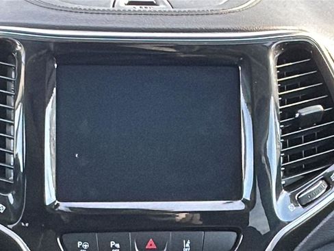 Used 2021 Jeep Cherokee Limited image 18