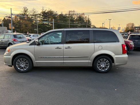 Used 2014 Chrysler Town & Country Touring-L w/ Driver Convenience Group image 12