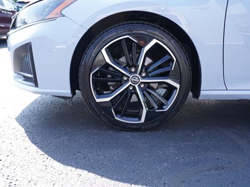 Used 2024 Nissan Altima 2.5 SR FWD image 14