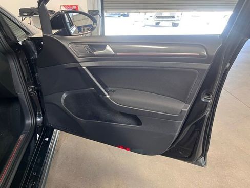Used 2018 Volkswagen Golf 4-Door image 12