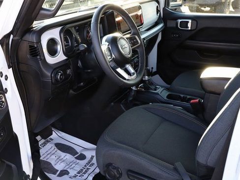 Used 2025 Jeep Wrangler Sahara image 12