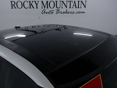 Used 2017 Nissan Maxima Platinum w/ Interior Lighting Package image 12