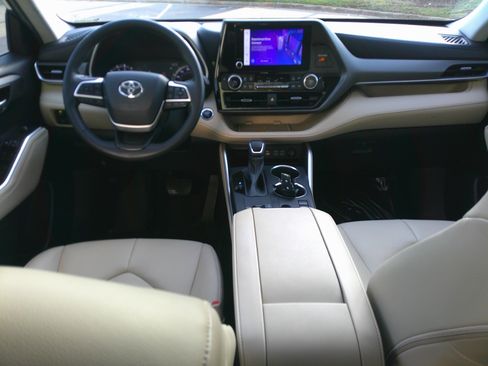 Used 2023 Toyota Highlander XLE image 47