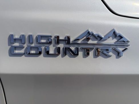 Used 2025 Chevrolet Suburban High Country image 17
