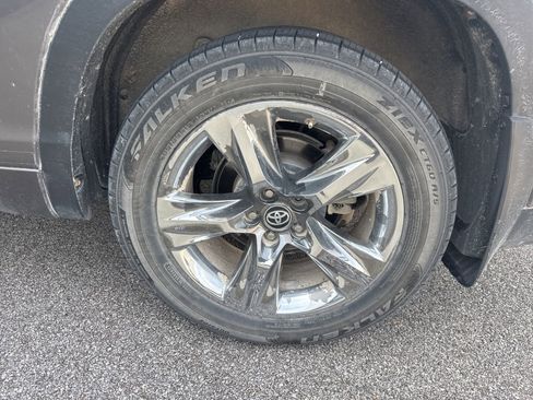 Used 2018 Toyota Highlander Limited Platinum AWD/4WD image 5