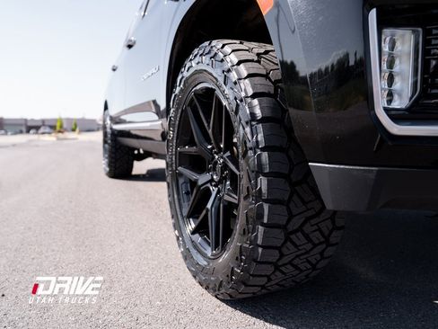 Used 2023 GMC Yukon XL Denali image 9