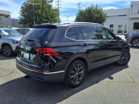 Used 2023 Volkswagen Tiguan SE w/ Panoramic Sunroof Package FWD image 5