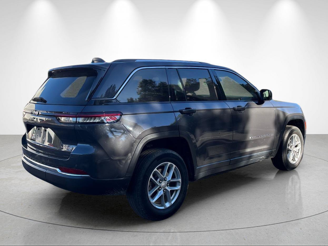 Used 2023 Jeep Grand Cherokee Laredo RWD image 5