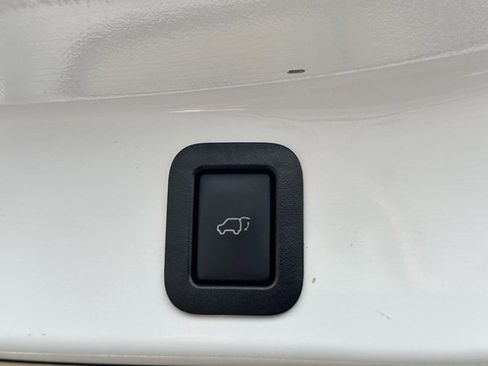 Used 2018 Toyota Highlander XLE image 11