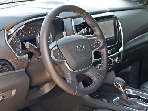 Used 2023 Chevrolet Traverse RS FWD image 15