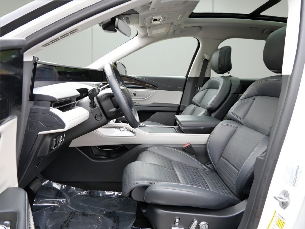 Used 2025 Lincoln Nautilus Reserve AWD/4WD image 10