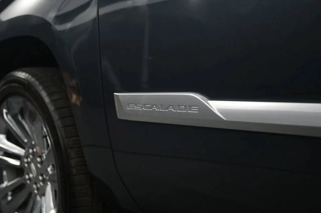 Used 2019 Cadillac Escalade Premium Luxury w/ LPO, Radiant Package AWD/4WD image 12
