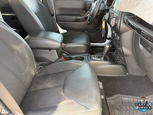 Used 2017 Jeep Wrangler Unlimited Sahara AWD/4WD image 12