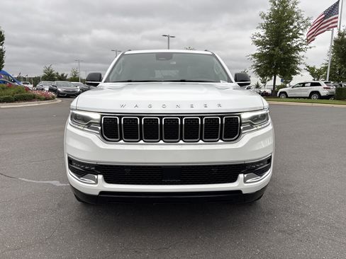 Used 2023 Jeep Wagoneer 4WD w/ Premium Group I image 3