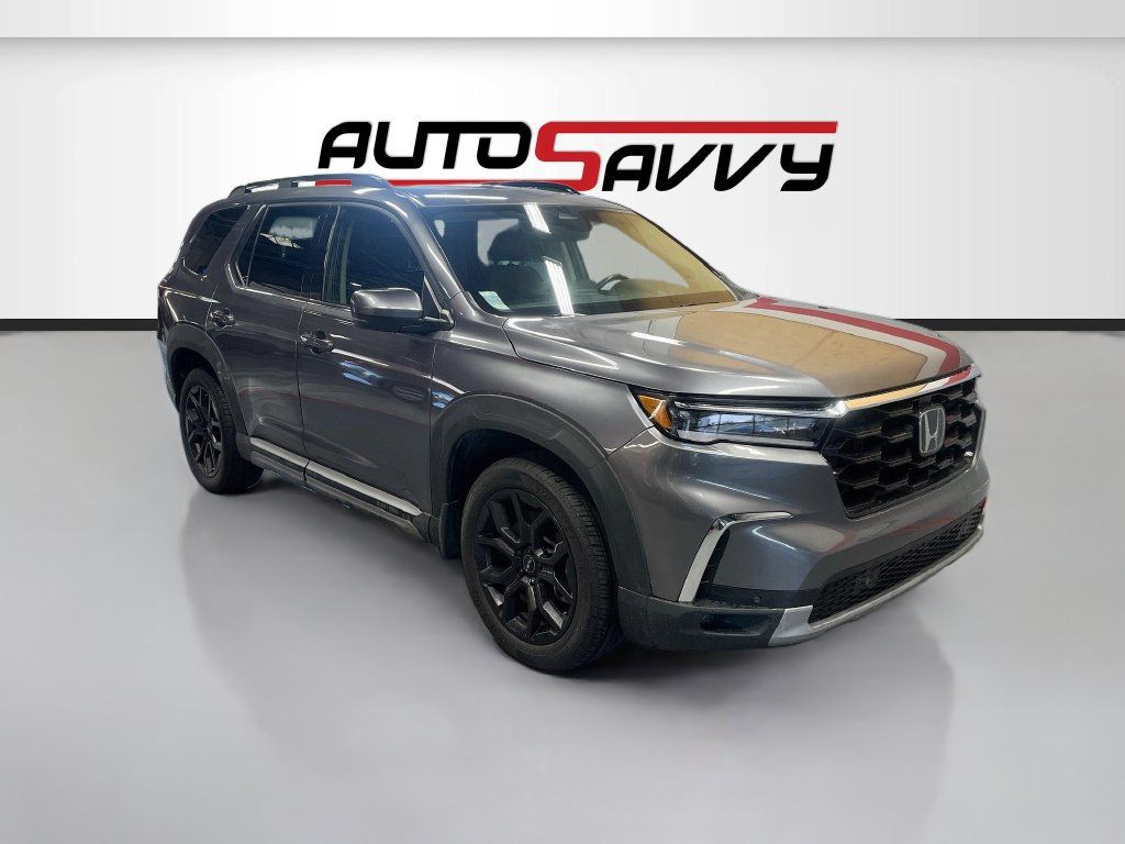 Used 2025 Honda Pilot Touring image 1